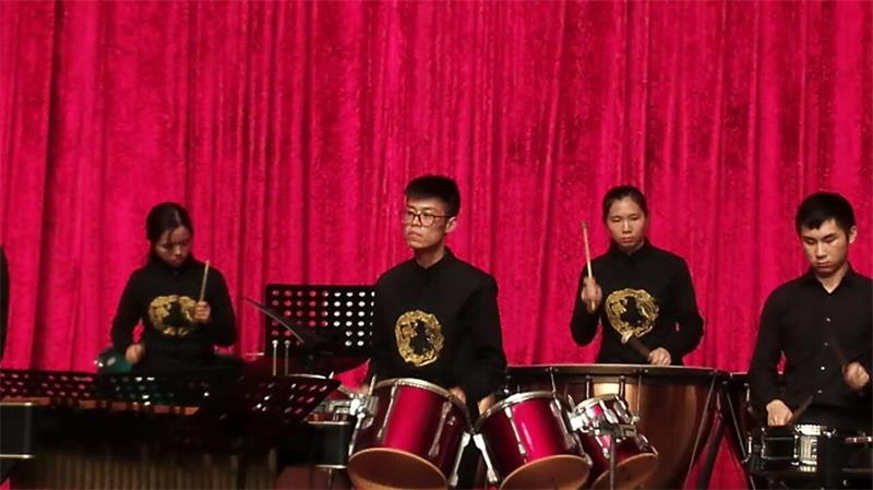 同学们正在演出