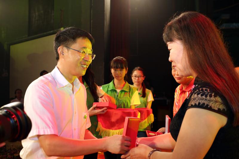 向服务学校20周年的教职工致谢