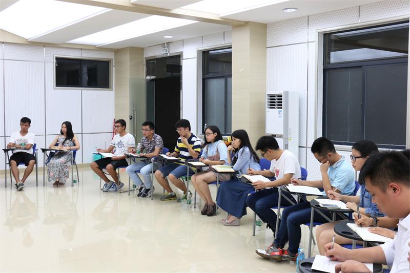 学生认真聆听