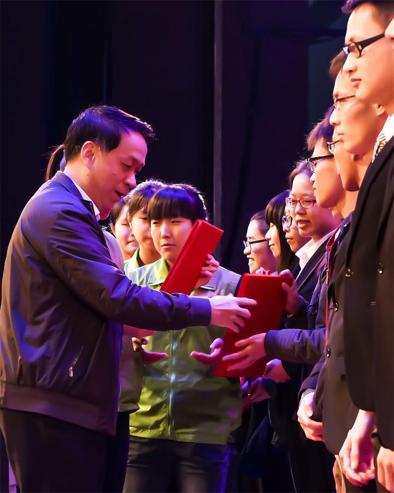 李琳颁奖