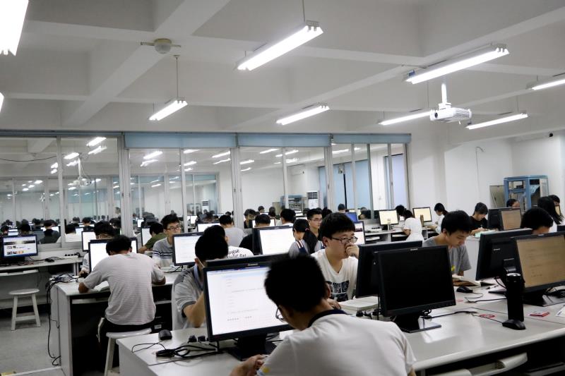 学生进行网考