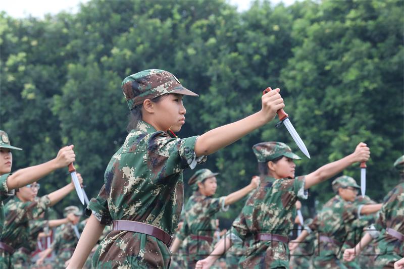 女子刺刀