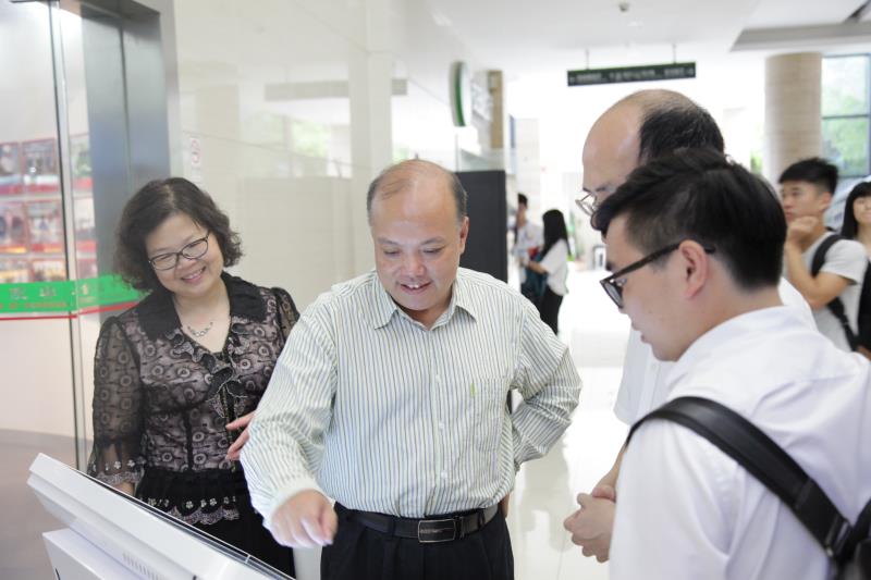 开通仪式后，吕琦元副书记等了解网上校史馆内容